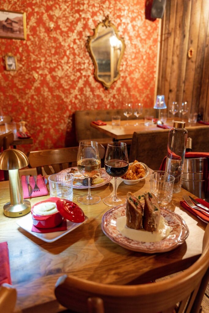 Venez tester notre Cordon bleu savoyard.  Escalope de noix de Veau, jambon de Savoie et raclette